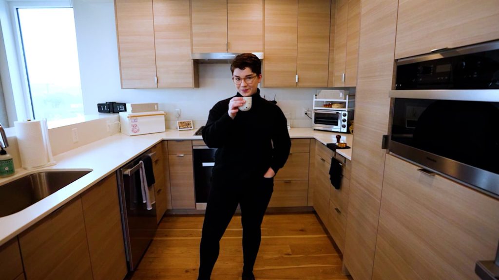 24-year-old barista’s side hustle earns $9,000 a month, more than her full-time job—it only takes 8 hours a week