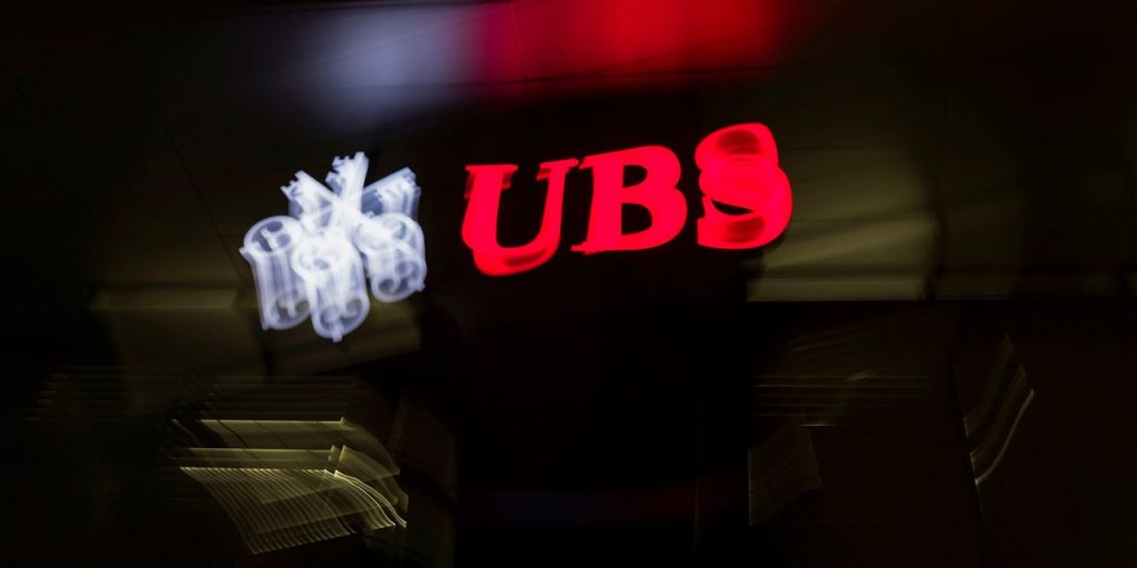 UBS profit halves due to U.S. litigation, but draws billions new money