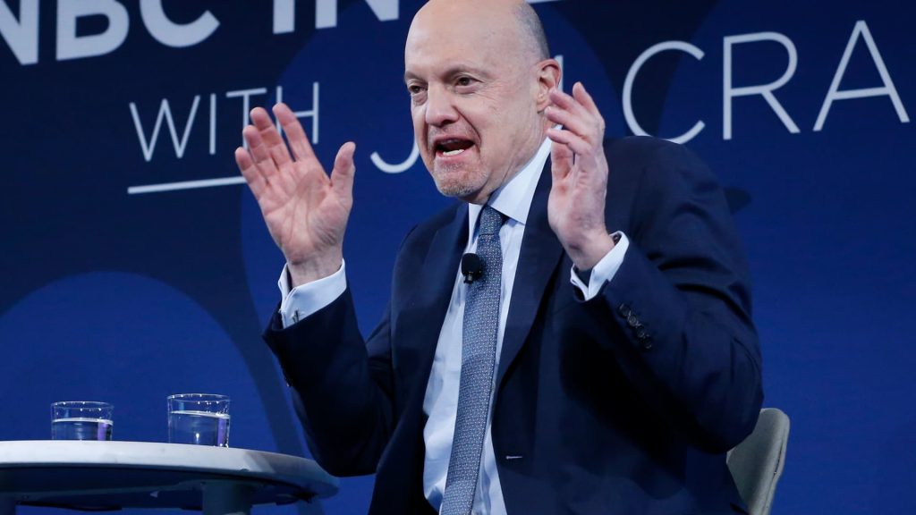 How different kinds of investors can approach this August market pullback