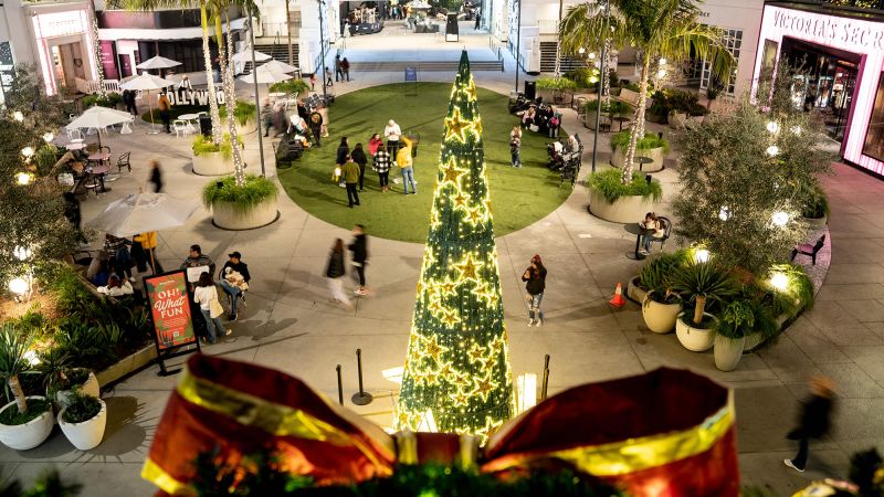 ‘Ho-hum holiday’ spending expected as shoppers deal with economic cross-currents