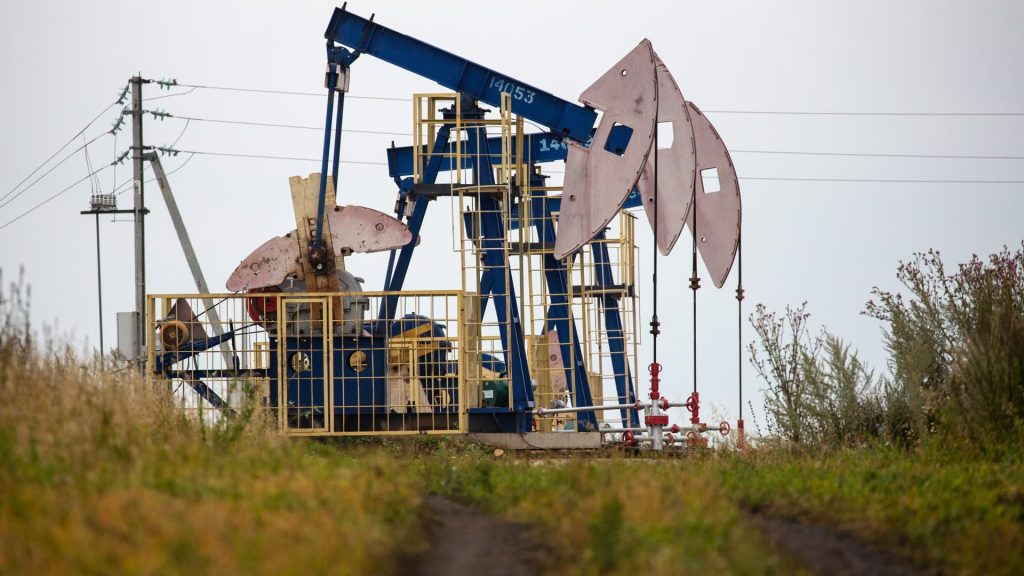 Oil prices rise 4% after U.S. tightens sanctions on Russian crude sales
