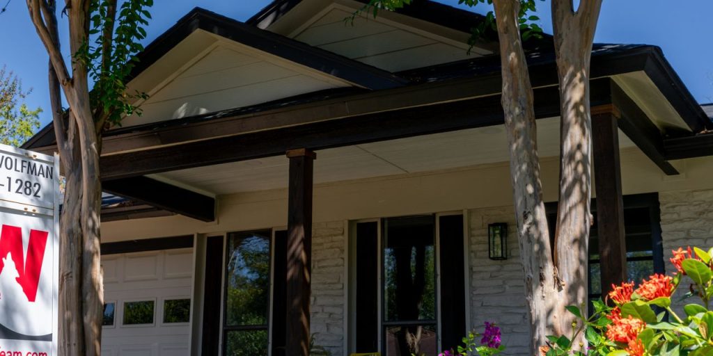 Mortgage rates register sharpest drop in over a year amid signs of a weakening U.S. economy